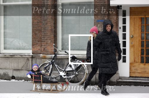 Amsterdam 8 februari 2021
Johnny Heitinga met zijn vrouw Charlotte en hun dochtertje Rixo in de sneeuw.