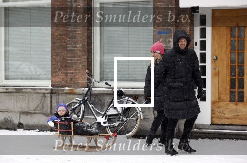 Amsterdam 8 februari 2021
Johnny Heitinga met zijn vrouw Charlotte en hun dochtertje Rixo in de sneeuw.