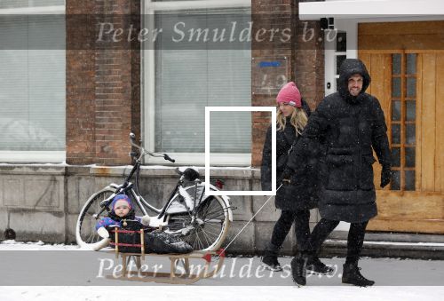 Amsterdam 8 februari 2021
Johnny Heitinga met zijn vrouw Charlotte en hun dochtertje Rixo in de sneeuw.