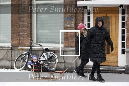 Amsterdam 8 februari 2021
Johnny Heitinga met zijn vrouw Charlotte en hun dochtertje Rixo in de sneeuw.