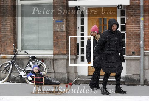Amsterdam 8 februari 2021
Johnny Heitinga met zijn vrouw Charlotte en hun dochtertje Rixo in de sneeuw.