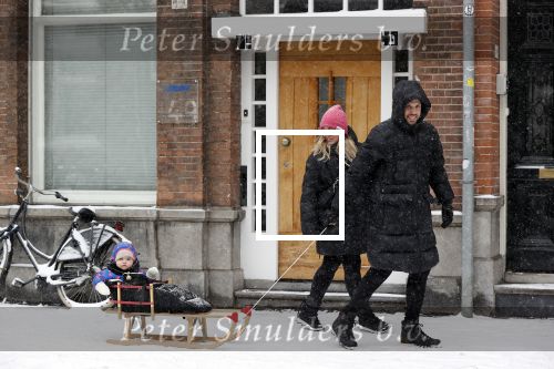 Amsterdam 8 februari 2021
Johnny Heitinga met zijn vrouw Charlotte en hun dochtertje Rixo in de sneeuw.