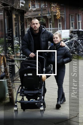 Amsterdam 25 januari 2021
Johnny Heitinga net dochter Jezebel en dochter Rixo op de cornelis schuytstraat