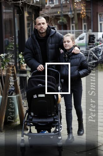 Amsterdam 25 januari 2021
Johnny Heitinga net dochter Jezebel en dochter Rixo op de cornelis schuytstraat