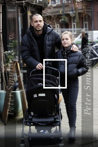 Amsterdam 25 januari 2021
Johnny Heitinga net dochter Jezebel en dochter Rixo op de cornelis schuytstraat