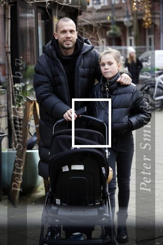 Amsterdam 25 januari 2021
Johnny Heitinga net dochter Jezebel en dochter Rixo op de cornelis schuytstraat