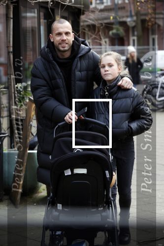 Amsterdam 25 januari 2021
Johnny Heitinga net dochter Jezebel en dochter Rixo op de cornelis schuytstraat