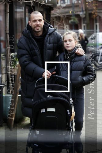 Amsterdam 25 januari 2021
Johnny Heitinga net dochter Jezebel en dochter Rixo op de cornelis schuytstraat