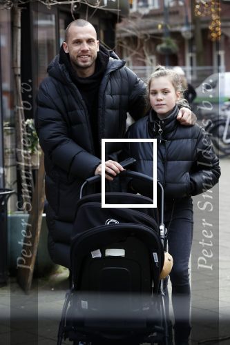 Amsterdam 25 januari 2021
Johnny Heitinga net dochter Jezebel en dochter Rixo op de cornelis schuytstraat