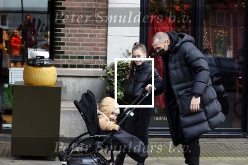 Amsterdam 25 januari 2021
Johnny Heitinga net dochter Jezebel en dochter Rixo op de cornelis schuytstraat