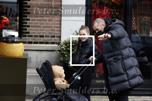 Amsterdam 25 januari 2021
Johnny Heitinga net dochter Jezebel en dochter Rixo op de cornelis schuytstraat