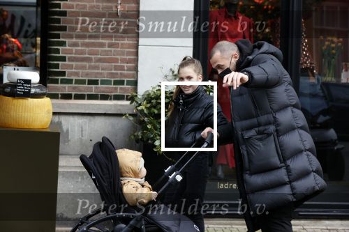 Amsterdam 25 januari 2021
Johnny Heitinga net dochter Jezebel en dochter Rixo op de cornelis schuytstraat