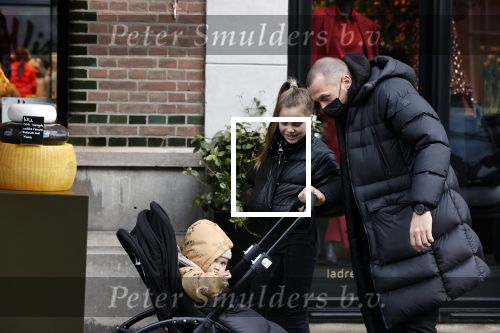 Amsterdam 25 januari 2021
Johnny Heitinga net dochter Jezebel en dochter Rixo op de cornelis schuytstraat