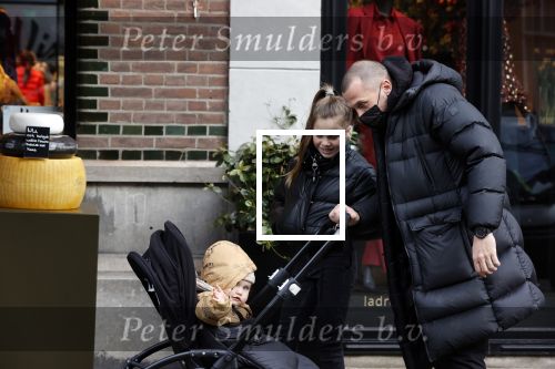 Amsterdam 25 januari 2021
Johnny Heitinga net dochter Jezebel en dochter Rixo op de cornelis schuytstraat