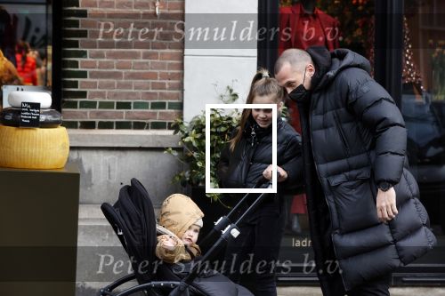 Amsterdam 25 januari 2021
Johnny Heitinga net dochter Jezebel en dochter Rixo op de cornelis schuytstraat