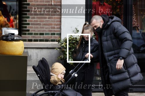 Amsterdam 25 januari 2021
Johnny Heitinga net dochter Jezebel en dochter Rixo op de cornelis schuytstraat