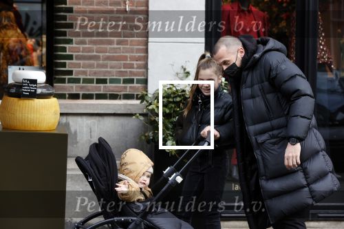 Amsterdam 25 januari 2021
Johnny Heitinga net dochter Jezebel en dochter Rixo op de cornelis schuytstraat