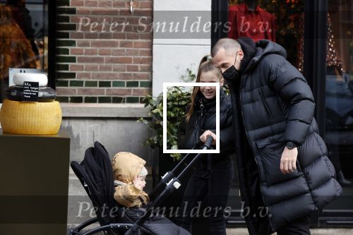 Amsterdam 25 januari 2021
Johnny Heitinga net dochter Jezebel en dochter Rixo op de cornelis schuytstraat