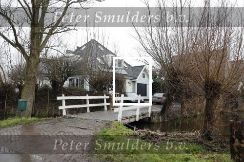 Uitdam 7 januari 2021
Katja Schuurman en de andere bewoners van Uitdam protesteren met zwarte vlaggen tegen de plannen om de dijken te verzwaren.