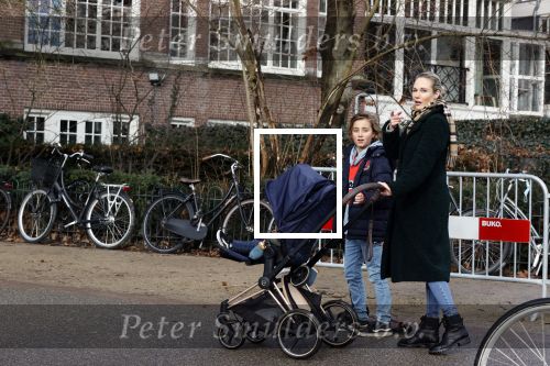 Amsterdam 17 februari 2021
Diverse BN ers in het vondelpark tijdens Corona. Kimberley Klaver met stiefzoon achter de kinderwagen