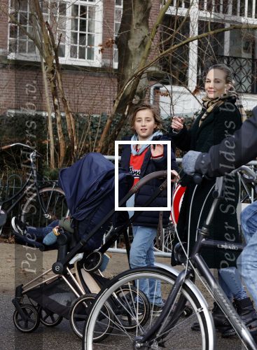 Amsterdam 17 februari 2021
Diverse BN ers in het vondelpark tijdens Corona. Kimberley Klaver met stiefzoon achter de kinderwagen