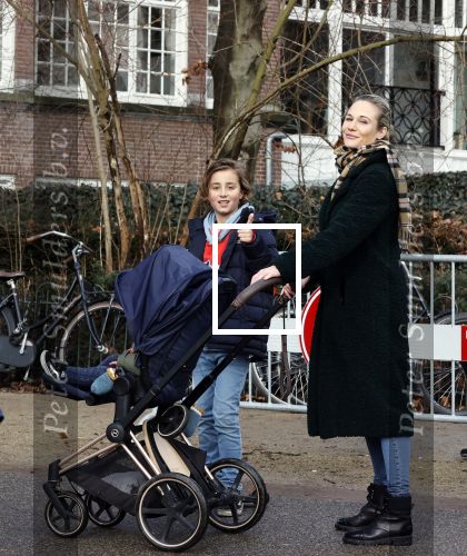 Amsterdam 17 februari 2021
Diverse BN ers in het vondelpark tijdens Corona. Kimberley Klaver met stiefzoon achter de kinderwagen