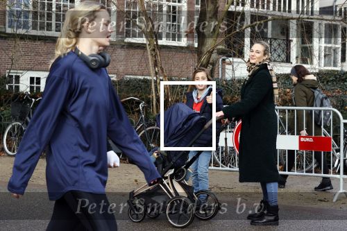 Amsterdam 17 februari 2021
Diverse BN ers in het vondelpark tijdens Corona. Kimberley Klaver met stiefzoon achter de kinderwagen