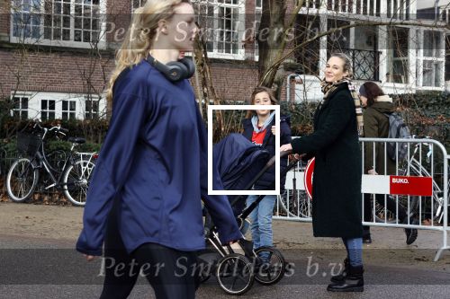 Amsterdam 17 februari 2021
Diverse BN ers in het vondelpark tijdens Corona. Kimberley Klaver met stiefzoon achter de kinderwagen