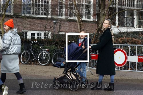 Amsterdam 17 februari 2021
Diverse BN ers in het vondelpark tijdens Corona. Kimberley Klaver met stiefzoon achter de kinderwagen