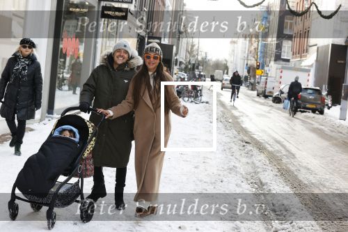 Amsterdam 9 februari 2021
Lil Kleine met zijn vri4ndin Jamie Vaes en hun zoon Lio