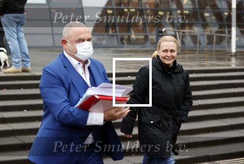 Utrecht 2 februari 2021
Rechtszaak Rachel Hazes tegen haar oude PA Marieke v Beek . Royce de Vries is de advocaat van Rachel. Marieke heeft advocaat Bernhard Tomlow. Ricardo Klaverdijk Big Willem v Boxtel en Jacqueline v d Gijp waren aanwezig.