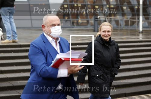 Utrecht 2 februari 2021
Rechtszaak Rachel Hazes tegen haar oude PA Marieke v Beek . Royce de Vries is de advocaat van Rachel. Marieke heeft advocaat Bernhard Tomlow. Ricardo Klaverdijk Big Willem v Boxtel en Jacqueline v d Gijp waren aanwezig.