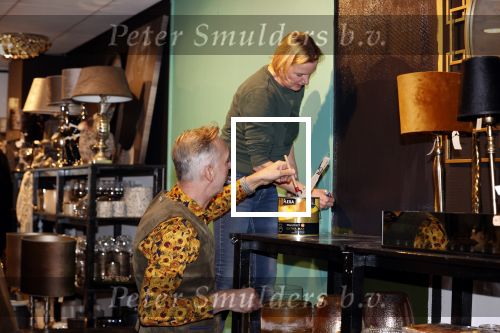 Noordwijk 14 januari 2021
Martien Meiland en zijn vrouw Erica helpen hun dochter Montana met de verbouwing van haar winkel.