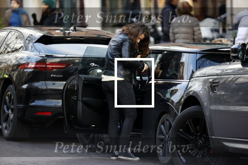 Amsterdam 23 januari 2021
Merel Westrik koopt kleding bij Suitsudio op de cornelis schuytstraat. Merel is 5 maanden zwanger . Ze komt met haar styliste en worden door twee verkopers geholpen.