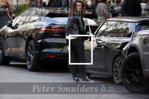 Amsterdam 23 januari 2021
Merel Westrik koopt kleding bij Suitsudio op de cornelis schuytstraat. Merel is 5 maanden zwanger . Ze komt met haar styliste en worden door twee verkopers geholpen.