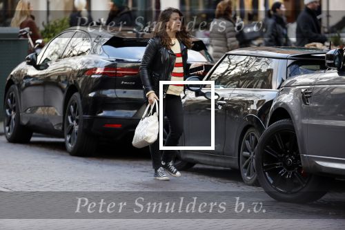 Amsterdam 23 januari 2021
Merel Westrik koopt kleding bij Suitsudio op de cornelis schuytstraat. Merel is 5 maanden zwanger . Ze komt met haar styliste en worden door twee verkopers geholpen.