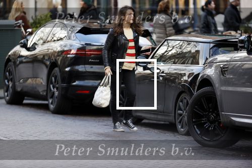 Amsterdam 23 januari 2021
Merel Westrik koopt kleding bij Suitsudio op de cornelis schuytstraat. Merel is 5 maanden zwanger . Ze komt met haar styliste en worden door twee verkopers geholpen.
