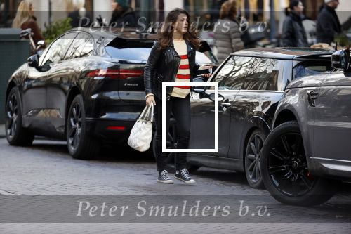 Amsterdam 23 januari 2021
Merel Westrik koopt kleding bij Suitsudio op de cornelis schuytstraat. Merel is 5 maanden zwanger . Ze komt met haar styliste en worden door twee verkopers geholpen.