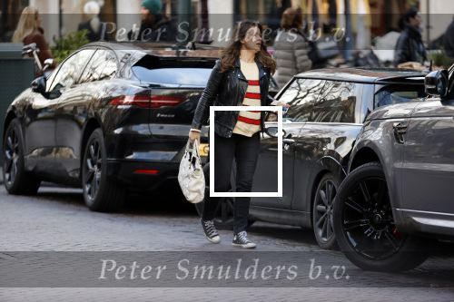 Amsterdam 23 januari 2021
Merel Westrik koopt kleding bij Suitsudio op de cornelis schuytstraat. Merel is 5 maanden zwanger . Ze komt met haar styliste en worden door twee verkopers geholpen.