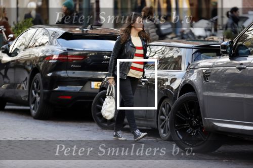 Amsterdam 23 januari 2021
Merel Westrik koopt kleding bij Suitsudio op de cornelis schuytstraat. Merel is 5 maanden zwanger . Ze komt met haar styliste en worden door twee verkopers geholpen.