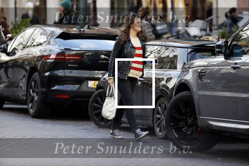 Amsterdam 23 januari 2021
Merel Westrik koopt kleding bij Suitsudio op de cornelis schuytstraat. Merel is 5 maanden zwanger . Ze komt met haar styliste en worden door twee verkopers geholpen.