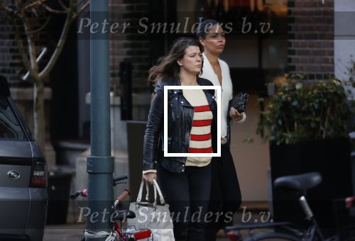 Amsterdam 23 januari 2021
Merel Westrik koopt kleding bij Suitsudio op de cornelis schuytstraat. Merel is 5 maanden zwanger . Ze komt met haar styliste en worden door twee verkopers geholpen.