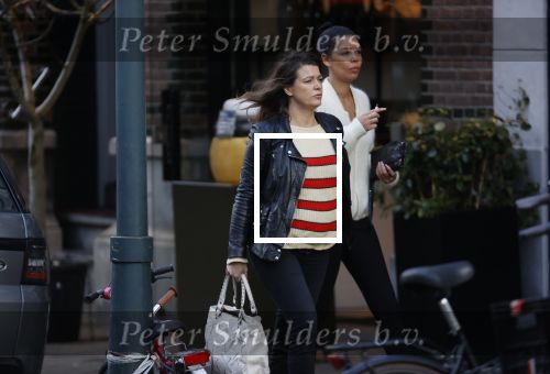 Amsterdam 23 januari 2021
Merel Westrik koopt kleding bij Suitsudio op de cornelis schuytstraat. Merel is 5 maanden zwanger . Ze komt met haar styliste en worden door twee verkopers geholpen.