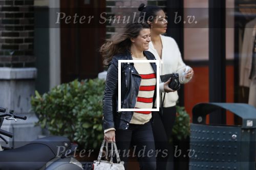 Amsterdam 23 januari 2021
Merel Westrik koopt kleding bij Suitsudio op de cornelis schuytstraat. Merel is 5 maanden zwanger . Ze komt met haar styliste en worden door twee verkopers geholpen.