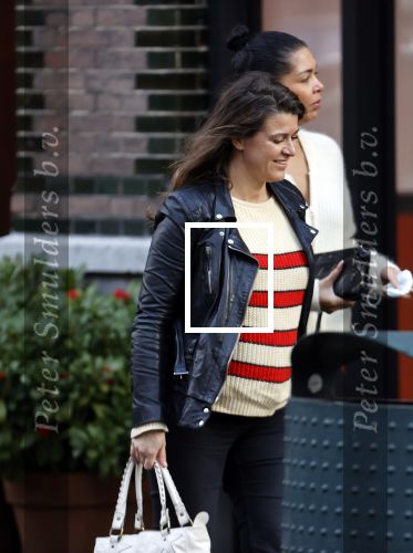 Amsterdam 23 januari 2021
Merel Westrik koopt kleding bij Suitsudio op de cornelis schuytstraat. Merel is 5 maanden zwanger . Ze komt met haar styliste en worden door twee verkopers geholpen.
