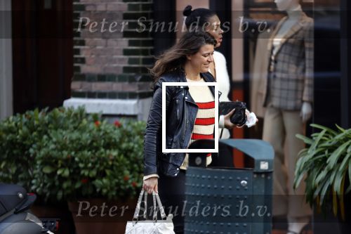 Amsterdam 23 januari 2021
Merel Westrik koopt kleding bij Suitsudio op de cornelis schuytstraat. Merel is 5 maanden zwanger . Ze komt met haar styliste en worden door twee verkopers geholpen.