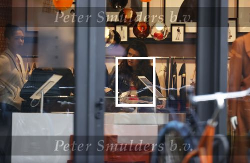 Amsterdam 23 januari 2021
Merel Westrik koopt kleding bij Suitsudio op de cornelis schuytstraat. Merel is 5 maanden zwanger . Ze komt met haar styliste en worden door twee verkopers geholpen.