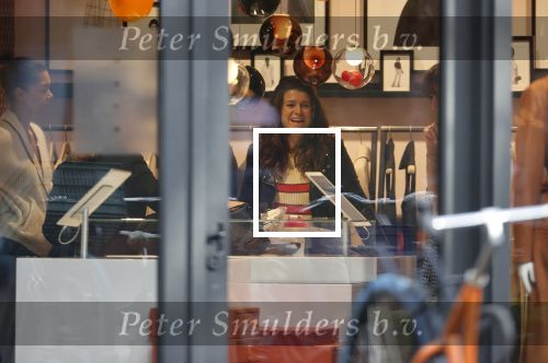 Amsterdam 23 januari 2021
Merel Westrik koopt kleding bij Suitsudio op de cornelis schuytstraat. Merel is 5 maanden zwanger . Ze komt met haar styliste en worden door twee verkopers geholpen.