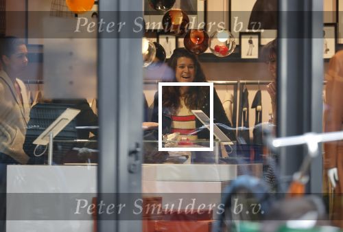 Amsterdam 23 januari 2021
Merel Westrik koopt kleding bij Suitsudio op de cornelis schuytstraat. Merel is 5 maanden zwanger . Ze komt met haar styliste en worden door twee verkopers geholpen.