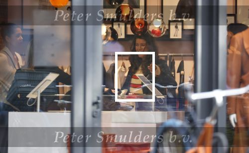 Amsterdam 23 januari 2021
Merel Westrik koopt kleding bij Suitsudio op de cornelis schuytstraat. Merel is 5 maanden zwanger . Ze komt met haar styliste en worden door twee verkopers geholpen.